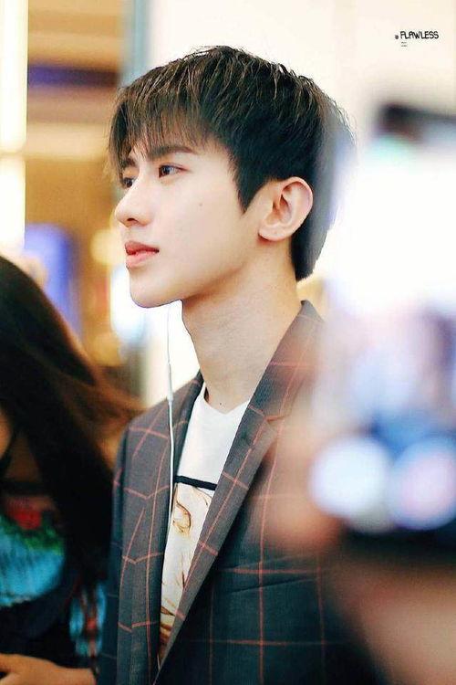 蔡徐坤卖萌照片